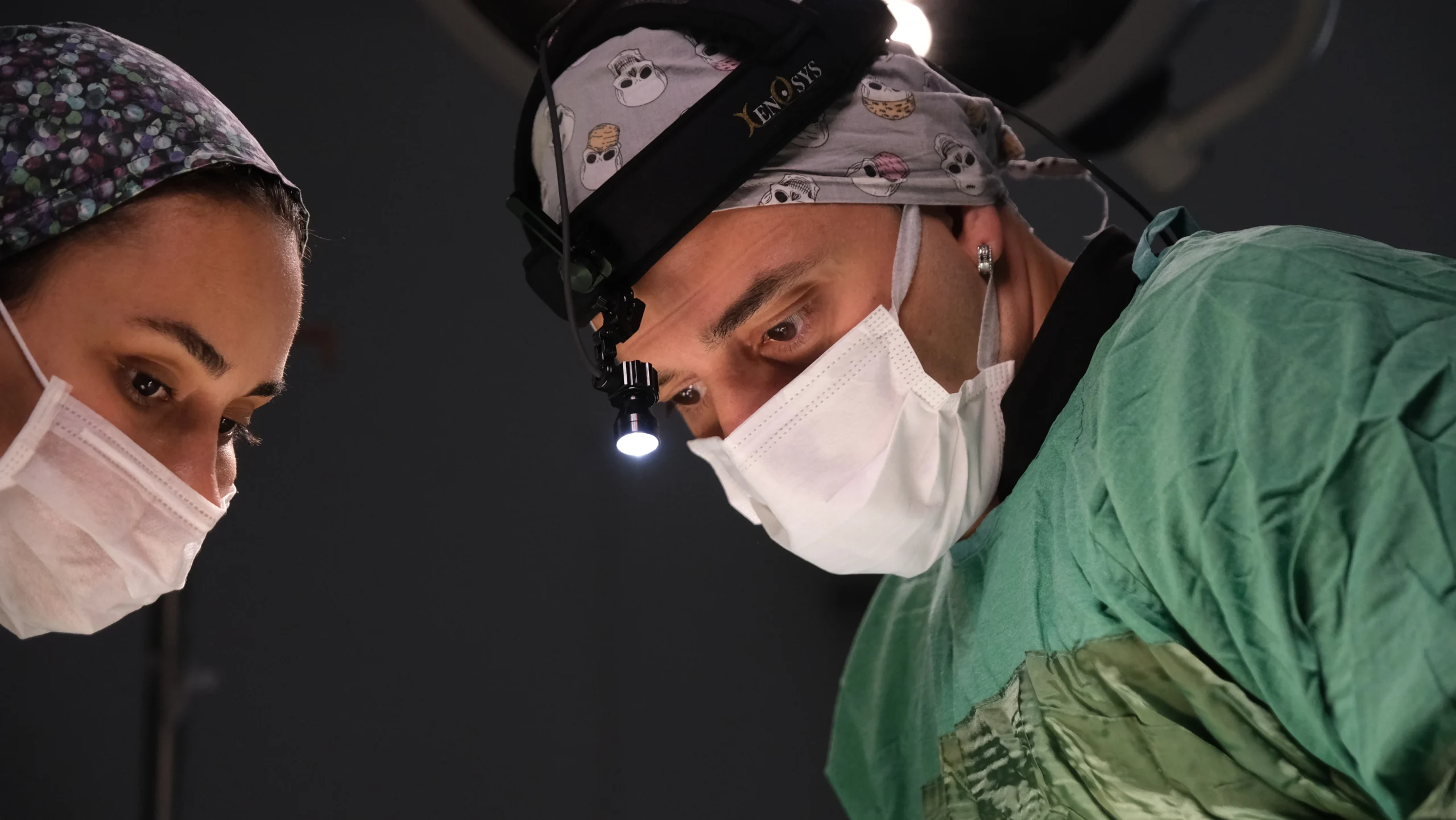 Anasayfa 12 Dr. Emre Apaydın ve ekibi ameliyathanede