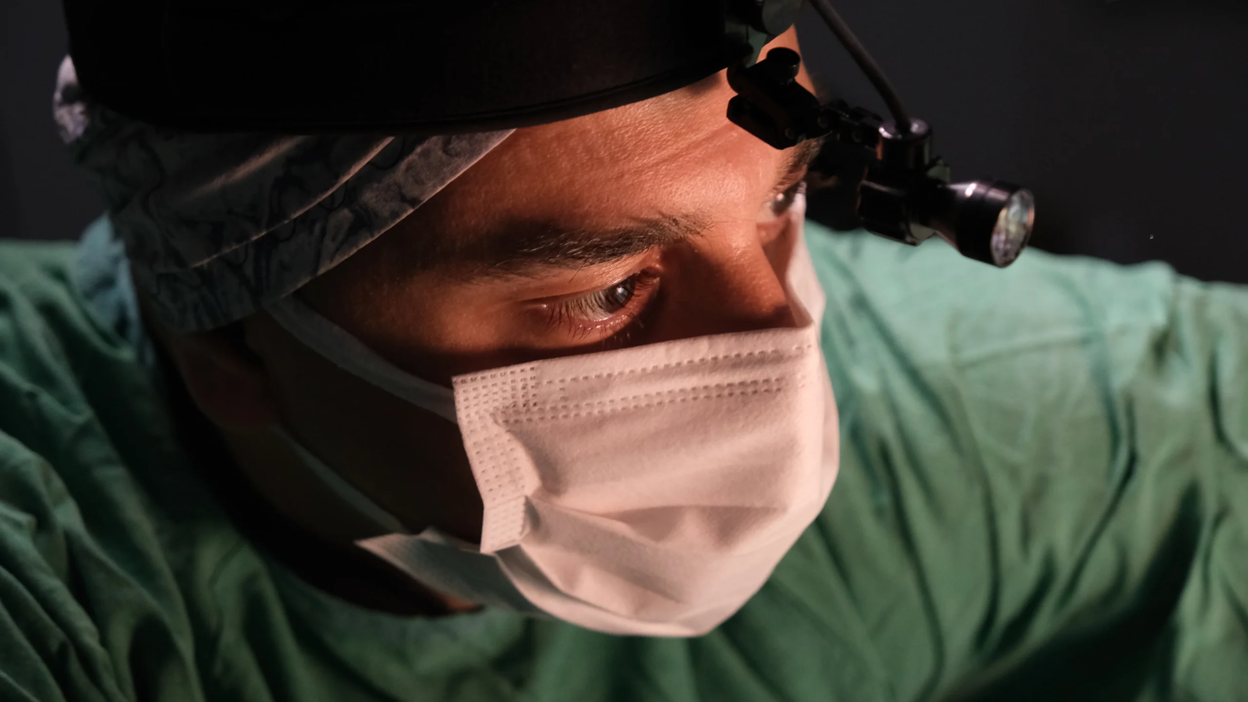 Anasayfa 5 Dr. Emre Apaydın ameliyathanede, cerrahi büyüteçle çalışırken
